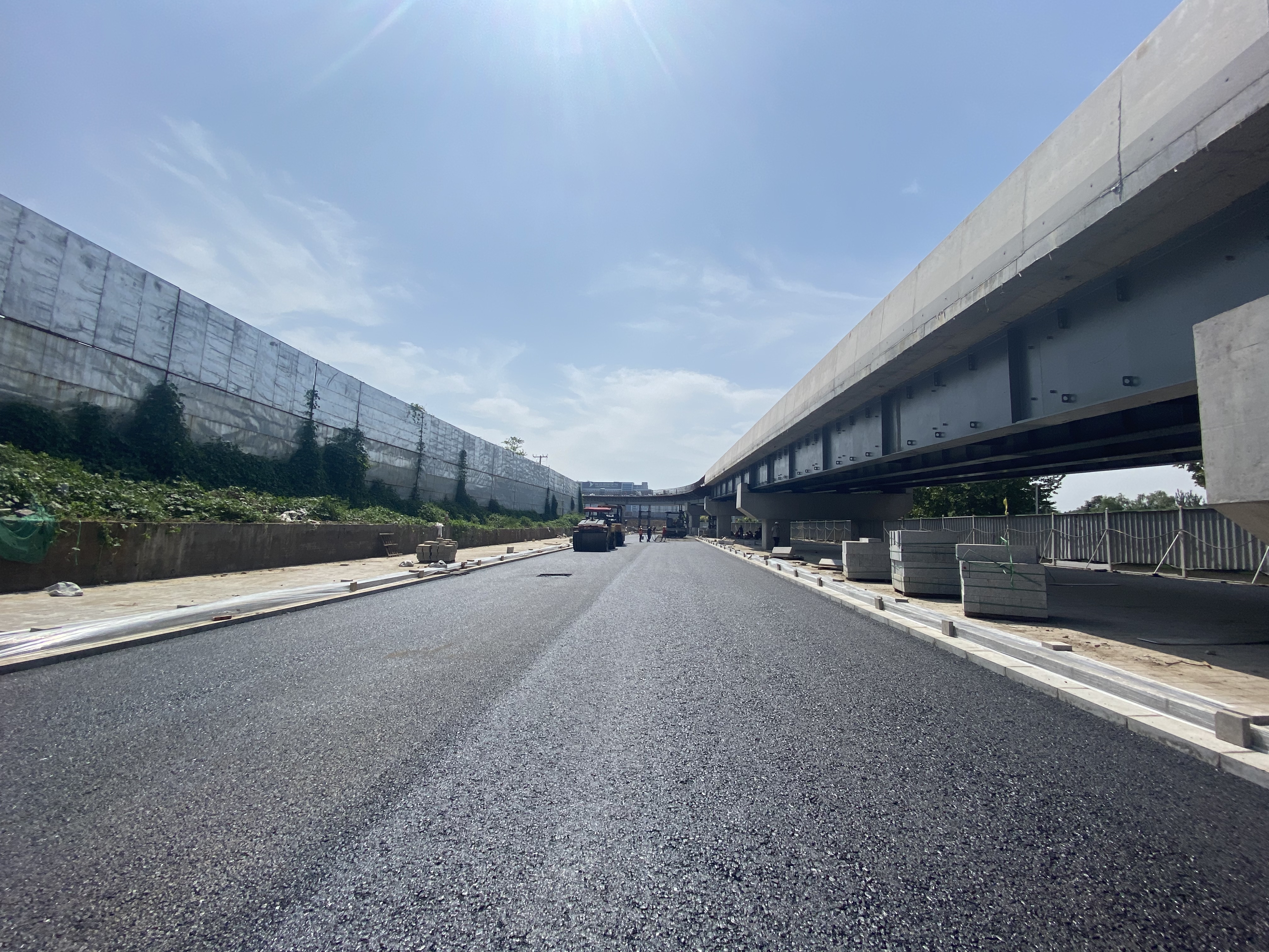 燕郊西出口改建项目首段路面及桥面沥青混凝土摊铺完成