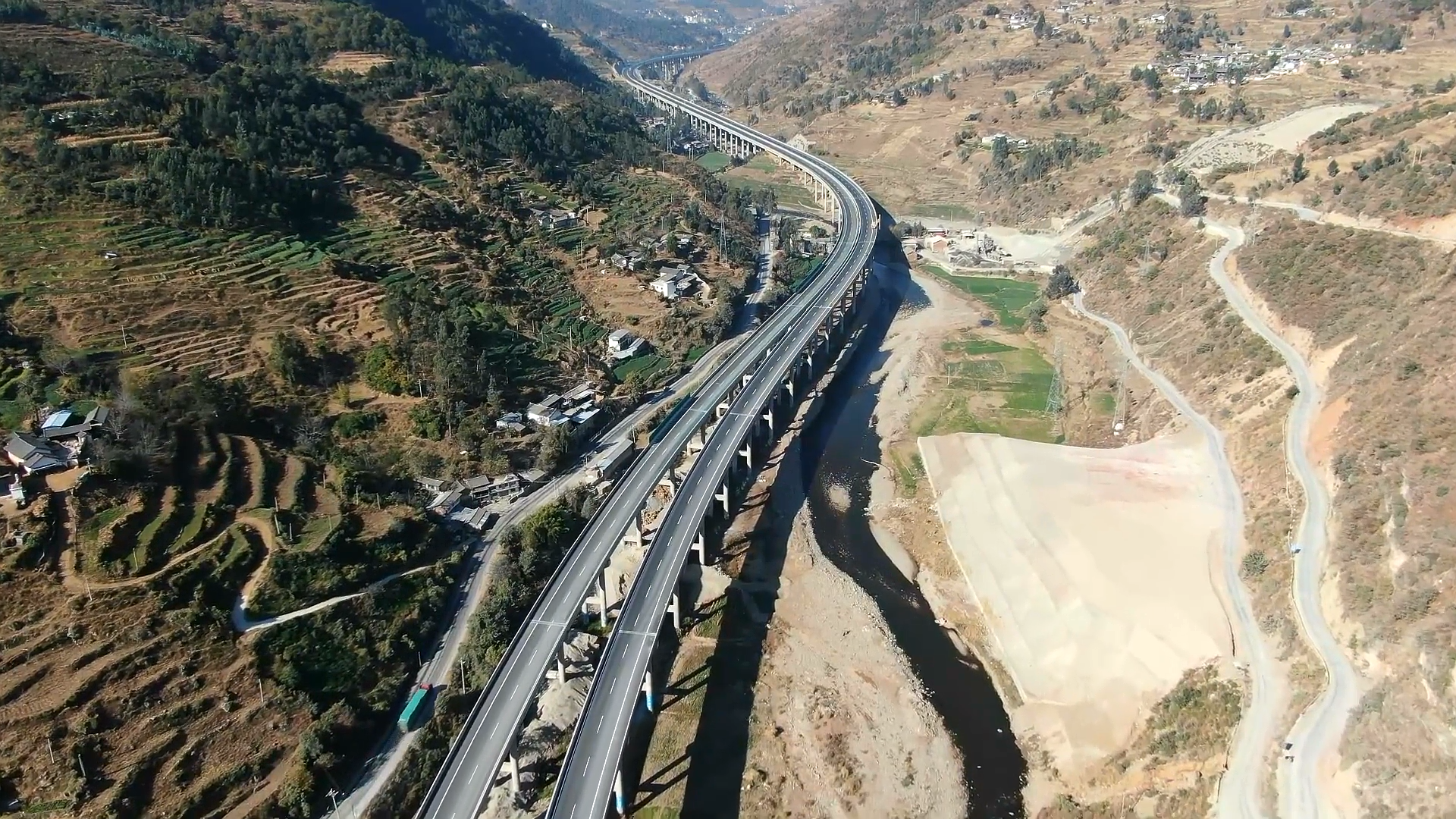 云南华丽高速公路第14合同段试通车